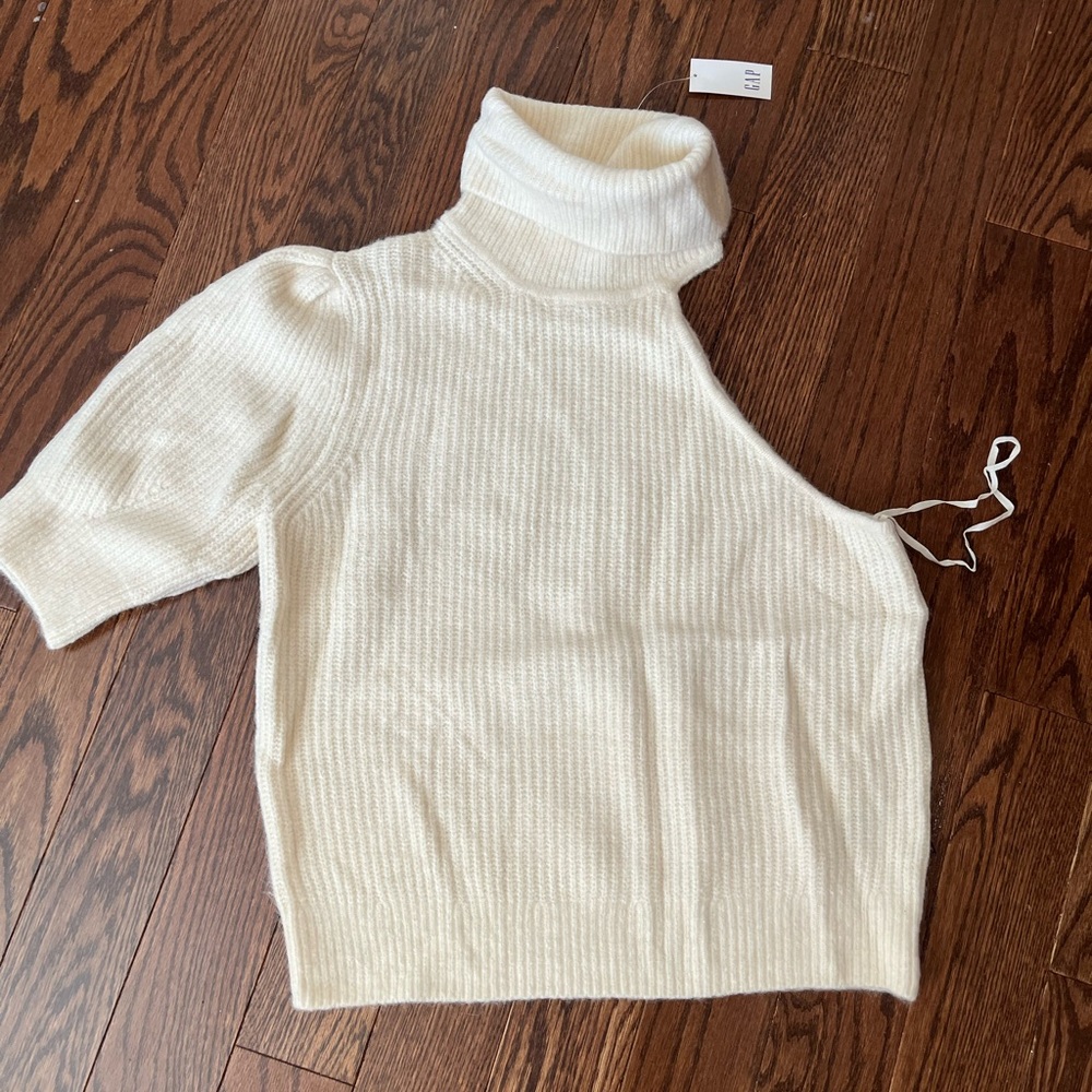 One sleeve puff sleeve turtle neck sweater